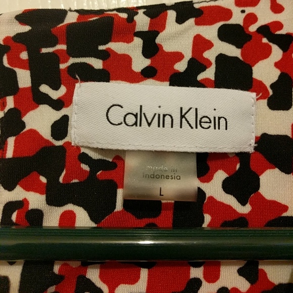 Calvin Klein patterned top. - Picture 3 of 6